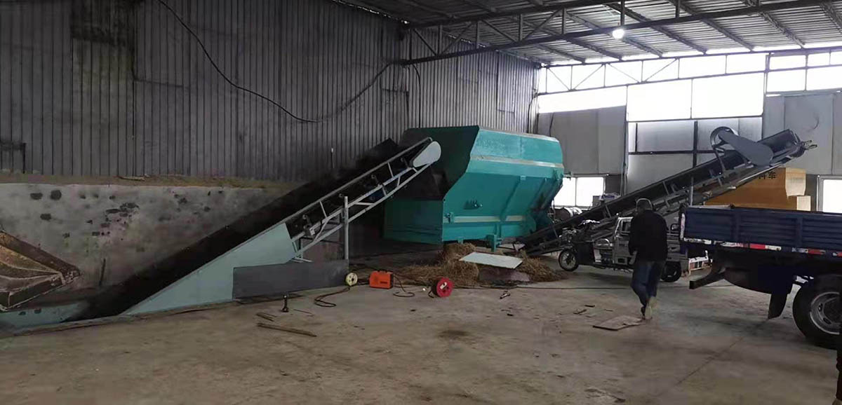 牛場飼料攪拌機上料及出料輸送機.jpg